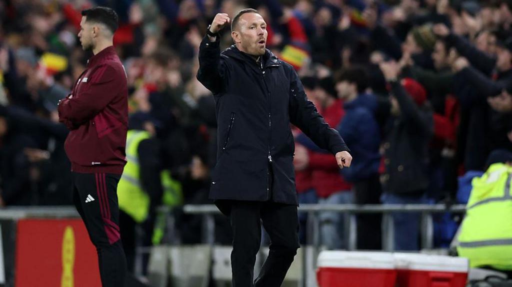 Craig Bellamy yn ystod buddugoliaeth Cymru o 7-1 yn erbyn Gogledd Macedonia yn Stadiwm Dinas Caerdydd