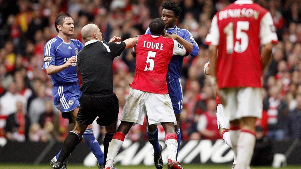El árbitro Howard Webb y Frank Lampard intentan disolver un enfrentamiento entre Kolo Touré y Mikel John Obi