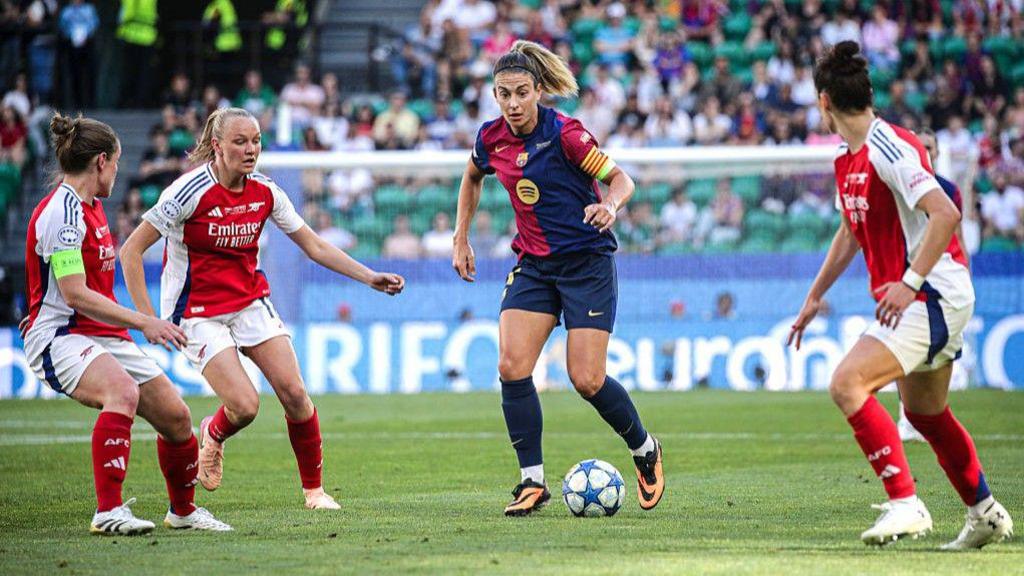 Alexia Putellas takes on Arsenal players