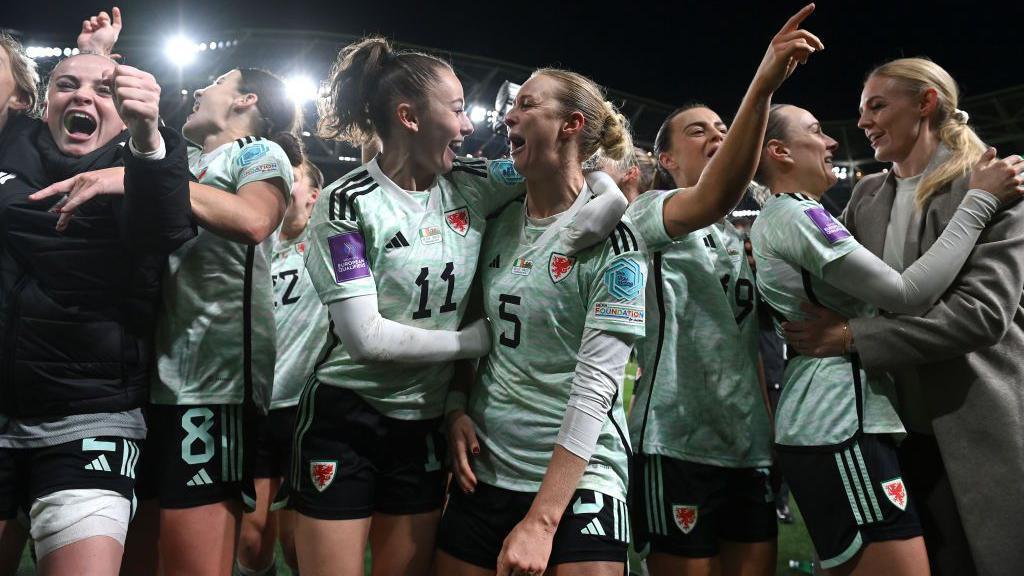 Cymru yn ennill 2-1 yn erbyn Gweriniaeth Iwerddon yn Nulyn yn 2024 i sicrhau eu lle yn Euro 2025. 