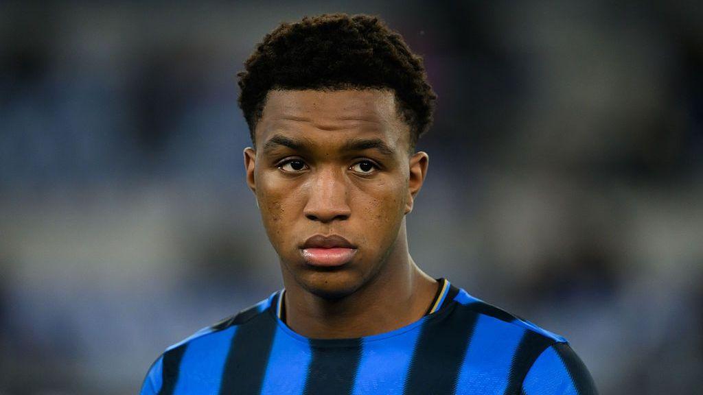 Honest Ahanor wearing an Atalanta shirt