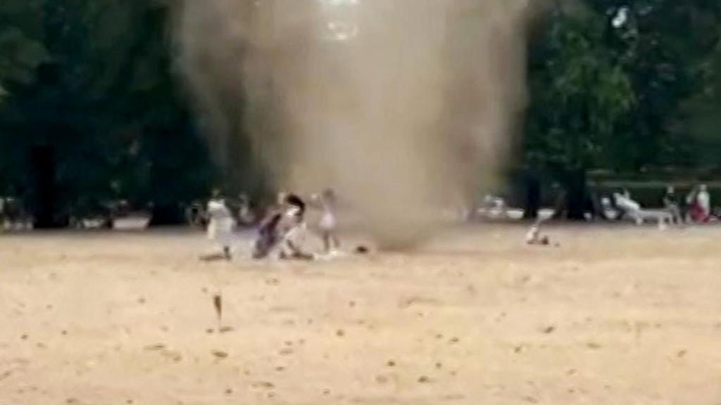 'Dust devil' spins through London park
