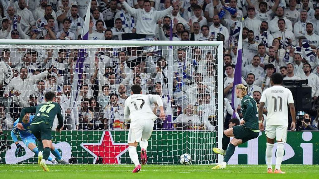 Erling Haaland scores for Man City