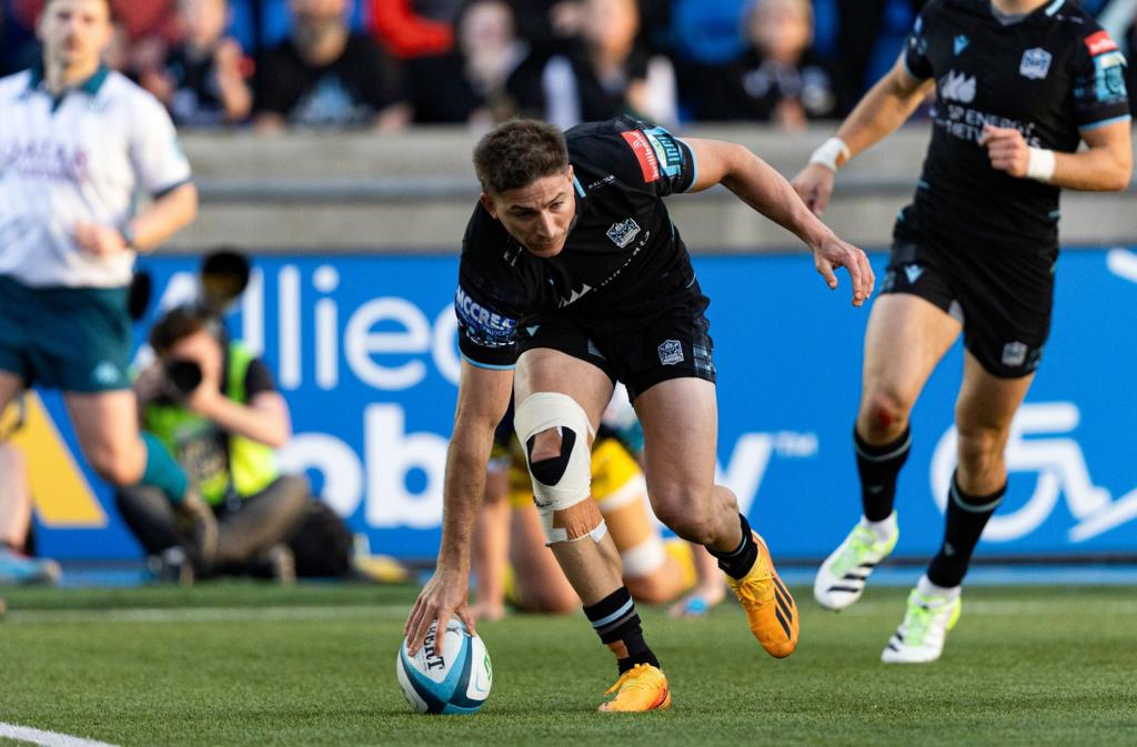 Glasgow Warriors' Sebastian Cancelliere scores a try