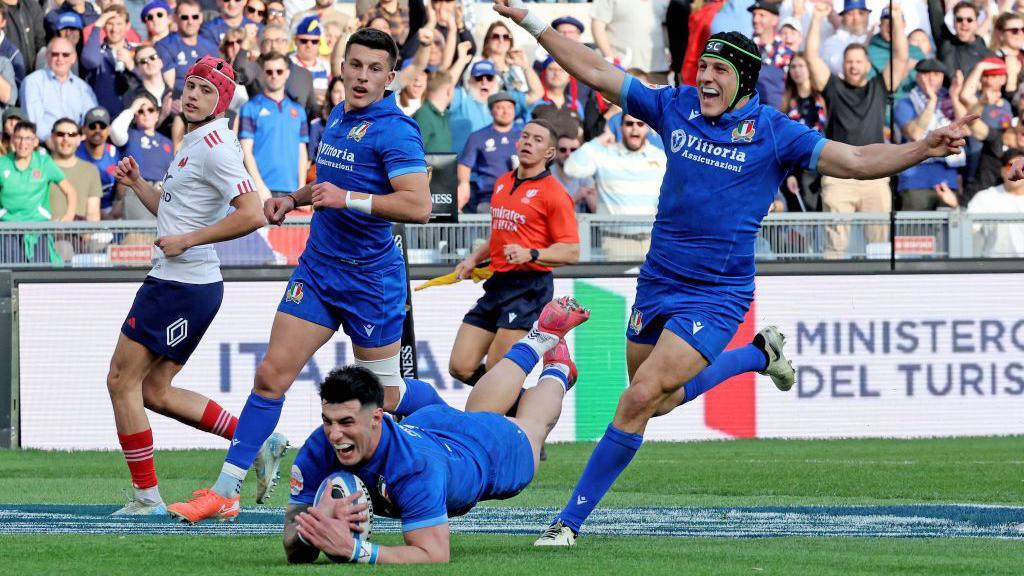 Juan Ignacio Brex celebrates Tommaso Menoncello's try against France