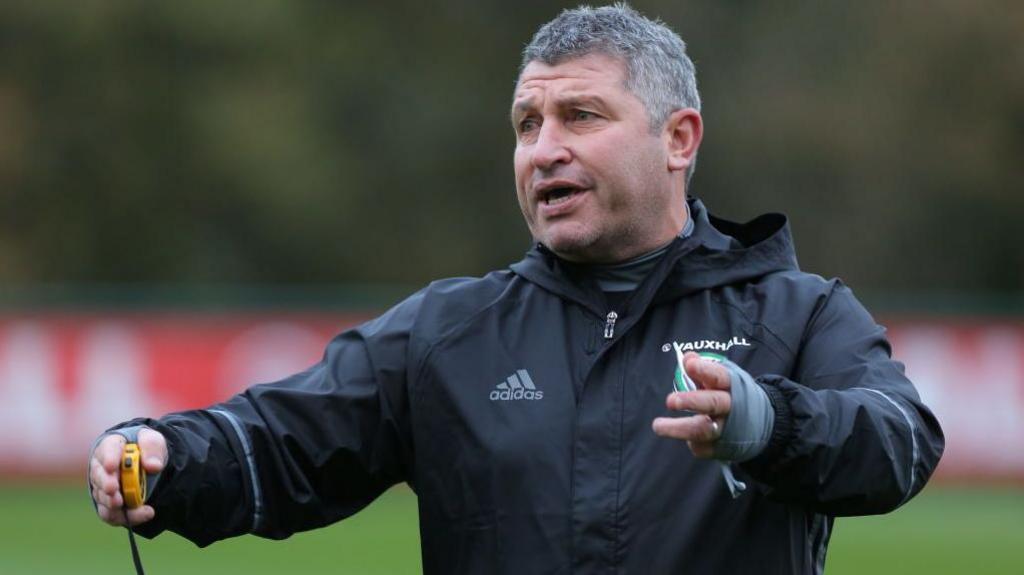 Osian Roberts yn ystod sesiwn hyfforddi Cymru