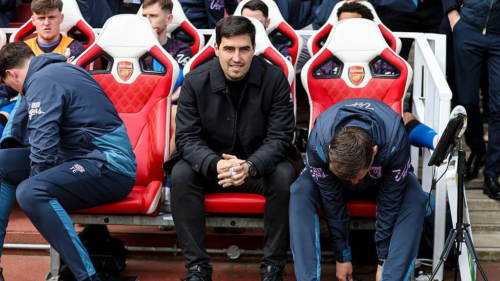 Head coach Andoni Iraola of Bournemouth during the Premier League match between Arsenal and Bournemouth