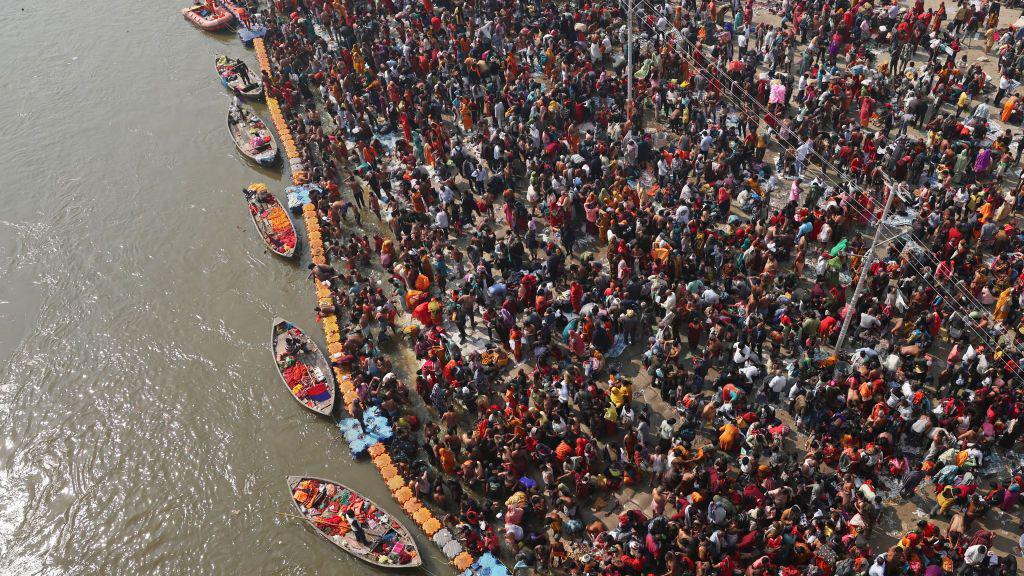 TOPSHOT - Pilgrims gather to take a holy dip at Sangam, the confluence of the Ganges, Yamuna and mythical Saraswati rivers, on the occasion of 'Mauni Amavasya' during the Maha Kumbh Mela festival in Prayagraj on January 29, 2025. A stampede at the world's largest religious gathering killed at least 15 people with many more injured, a doctor at the Kumbh Mela festival in northern India told AFP. (Photo by Niharika KULKARNI / AFP) (Photo by NIHARIKA KULKARNI/AFP via Getty Images)