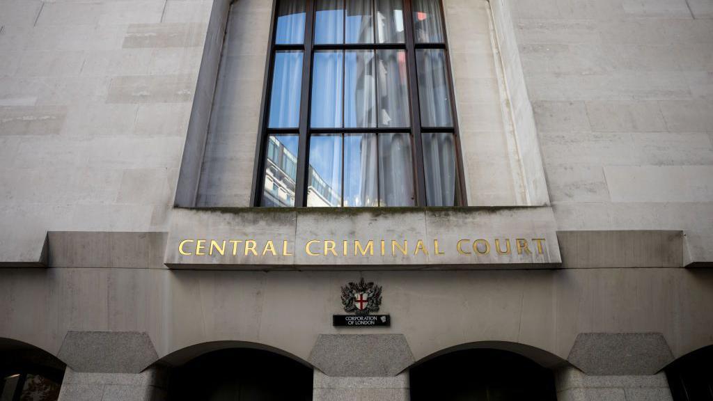 An image of the external of the Old Bailey court. Writing in front of the building reads central criminal court.