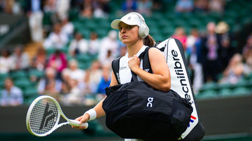 Swiatek walking onto court at Wimbledon