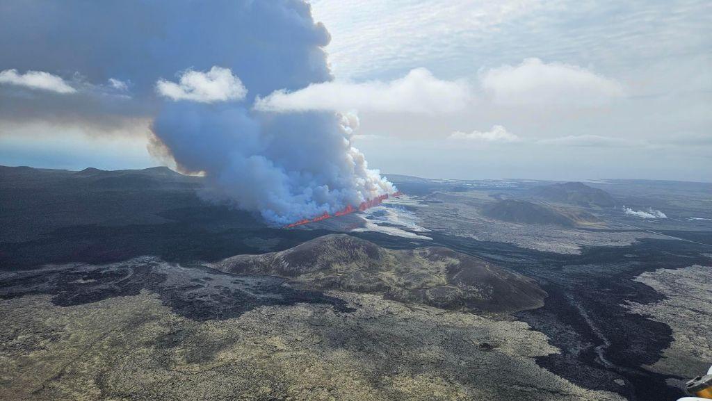 Smoke bellows from the volcano 