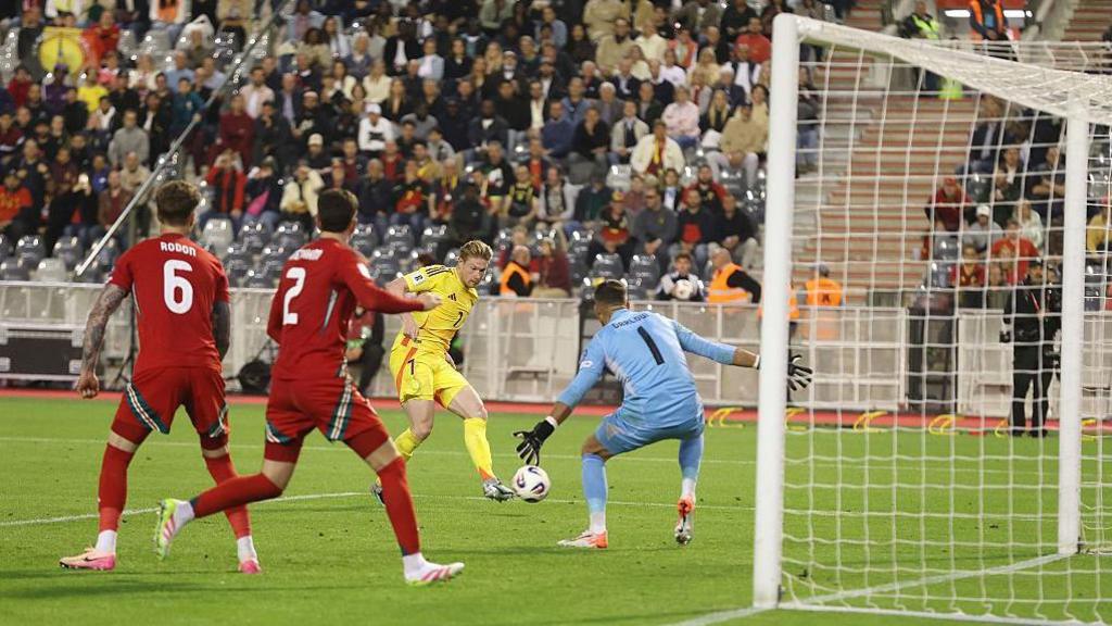 Kevin De Bruyne yn sgorio'r gôl fuddugol wrth i Wlad Belg ennill 4-3 yn erbyn Cymru ym Mrwsel