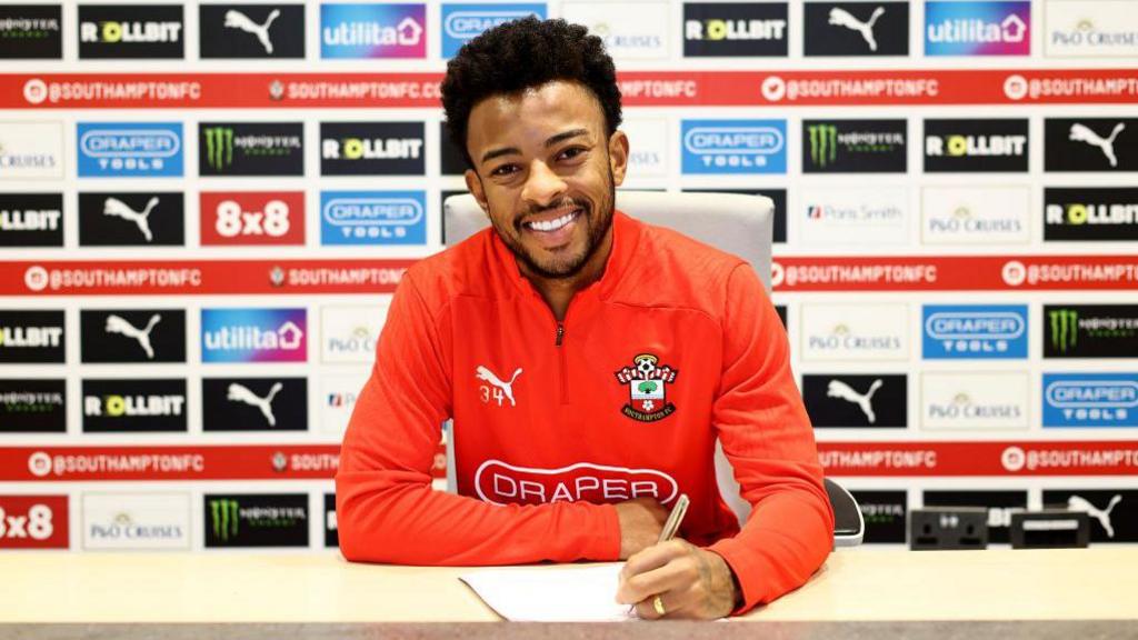 Welington signs his Southampton contract