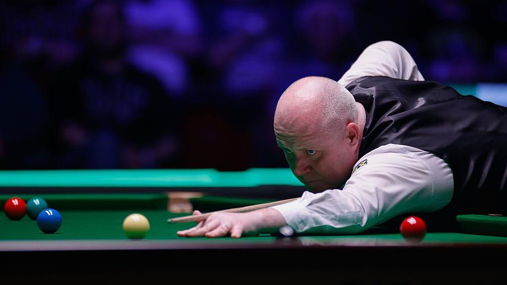 John Higgins lining up a pot