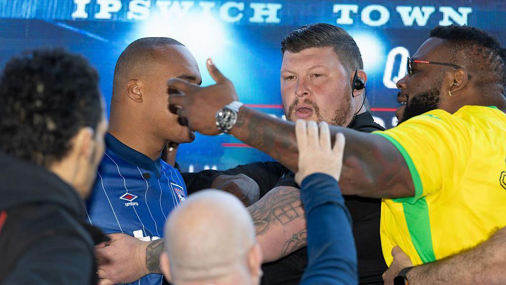 Jarrell Milller's hand comes across Fabio Wardley's face
