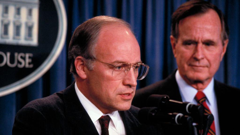 President George H W Bush (r) and Dick Cheney