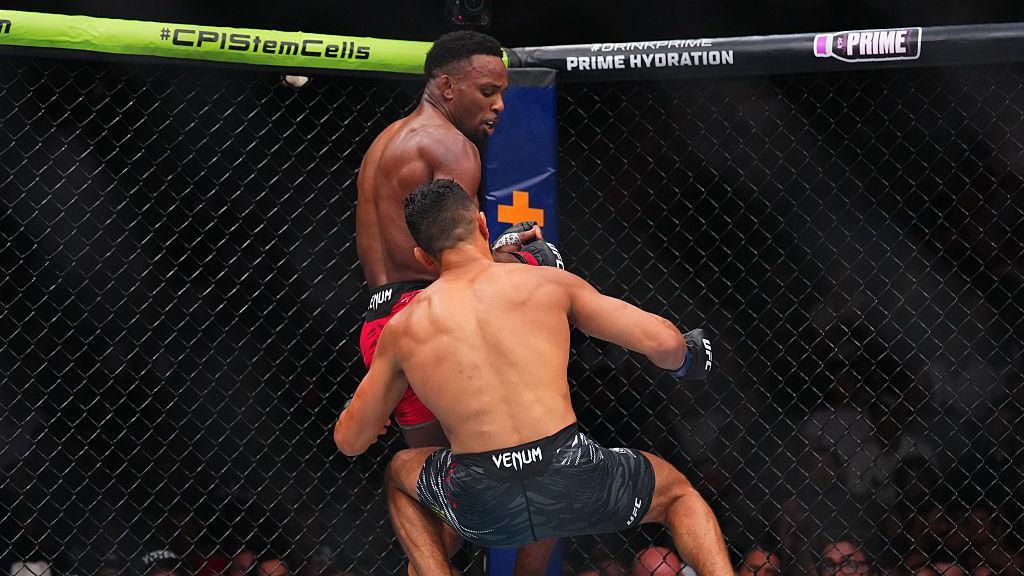 Lerone Murphy in action against Aaron Pico