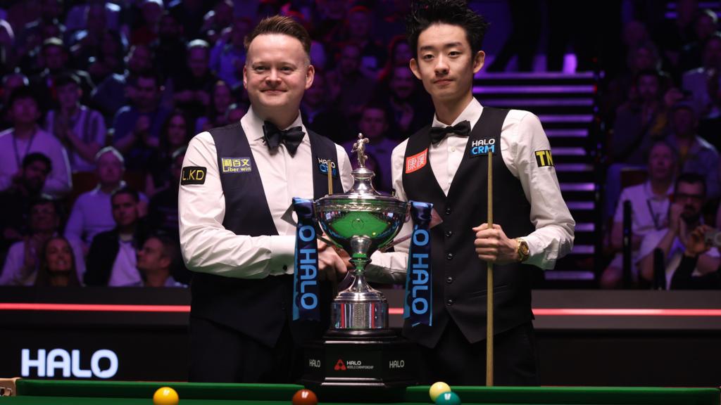 Shaun Murphy and Wu Yize pose with the World Championship trophy