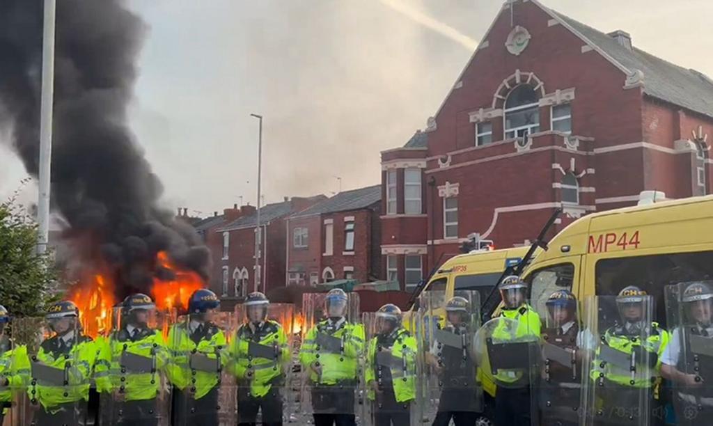 Clashes in Southport after town mourns in vigil for victims of stabbing  attack - BBC News