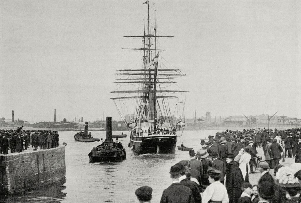 An Terra Nova aig Sir Robert Falcon Scott a' seòladh à Lunnainn ann an 1910