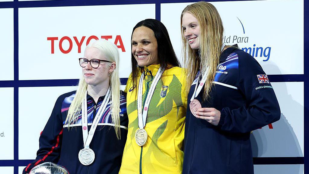 Ela Letton-Jones (ar y chwith) yn ennill medal arian ym Mhencampwriaethau Para-Nofio y Byd yn 2025 yn y ras dull cefn S12