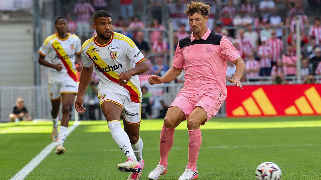 Thomas Meunier attempts a pass against Lens