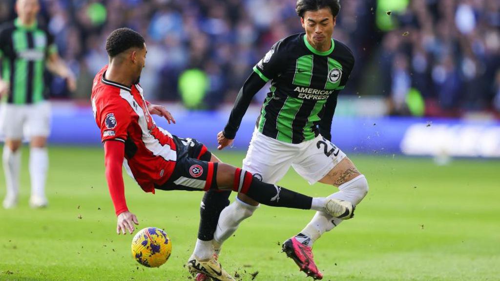 Sheffield United's Mason Holgate fouls Kaoru Mitoma