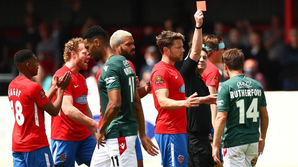 L’Esordio Hollywoodiano di Wrexham: Una Stagione di Grandi Speranze e Delusioni