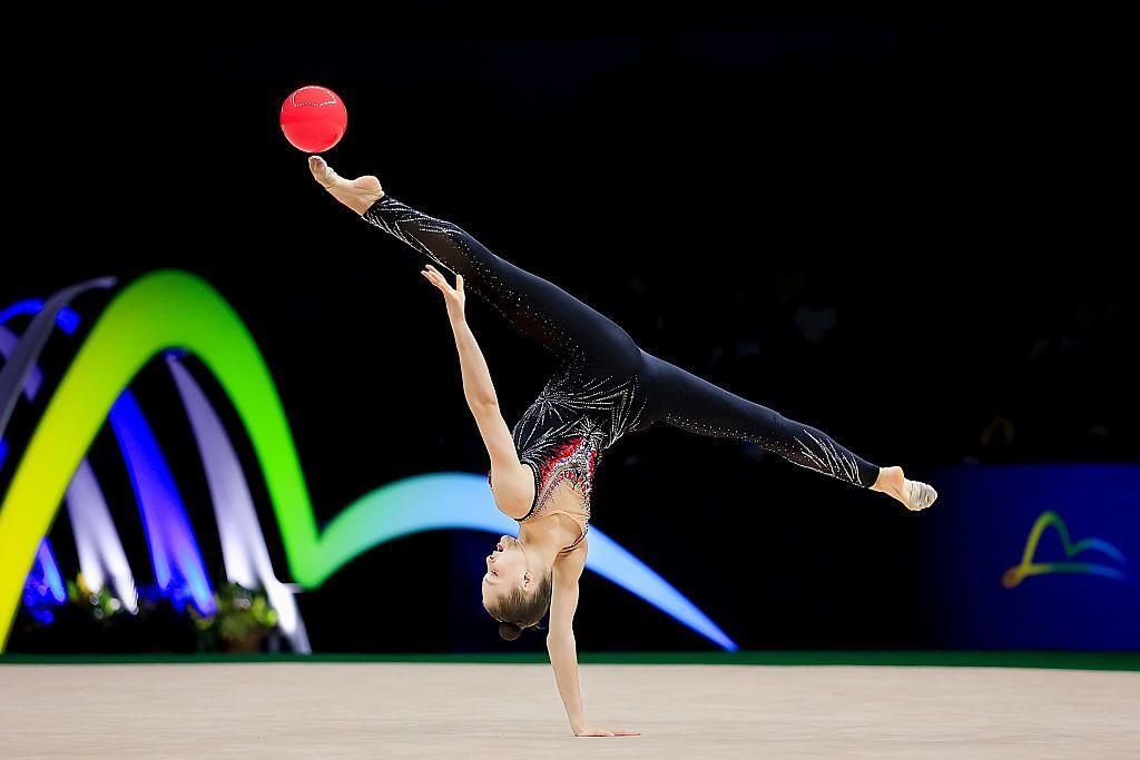 Israel's Meital Maayan Sumkin competes with the ball during the Individual Ball Final of the Rhythmic Gymnastics World Championships at Carioca Arena on August 24, 2025 in Rio de Janeiro, Brazil. Photo by Buda Mendes