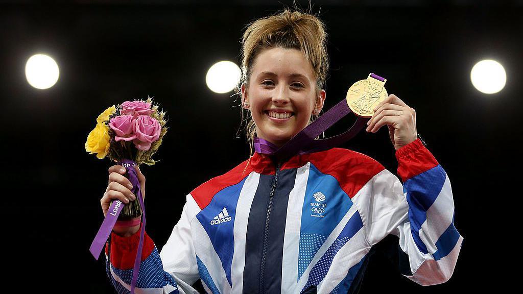 Jade Jones yn dathlu ennill medal aur yn y taekwondo categori 57kg yng Ngemau Olympaidd Llundain yn 2012