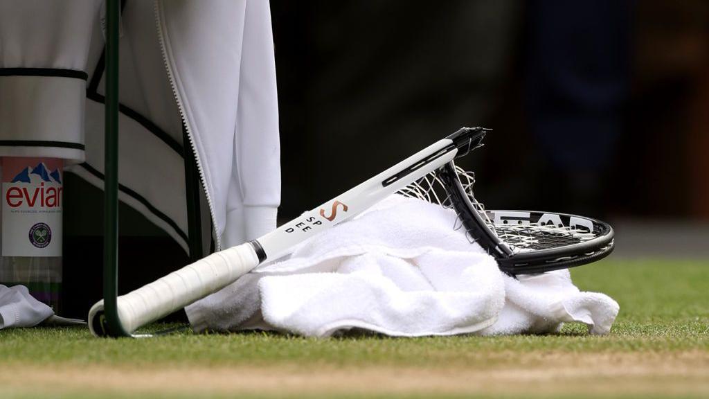 A surgery tennis racquet 