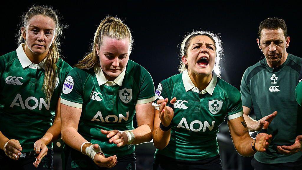 Ireland women's rugby team in huddle
