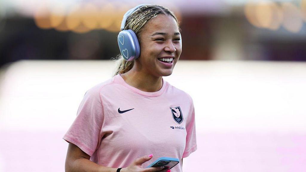 Savy King smiles before an Angel City match