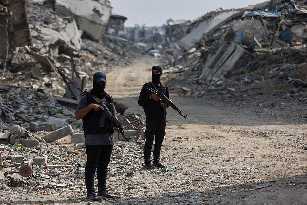 Hamas fighters guard an area of Gaza City where they are searching for the bodies of hostages with the help of the International Committee of the Red Cross (ICRC), in northern Gaza (3 November 2025)