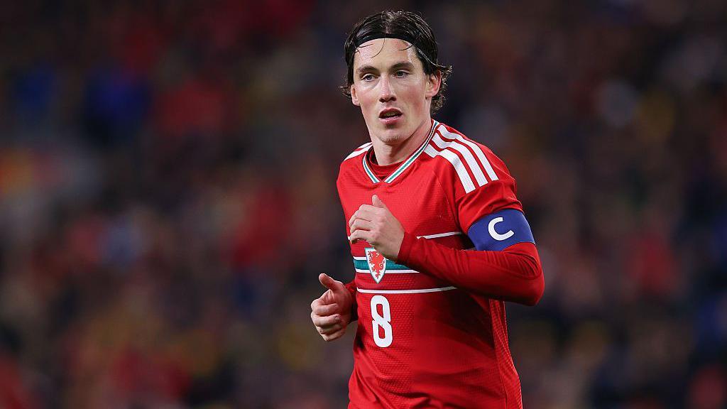 Harry Wilson yn chwarae dros Gymru'n y fuddugoliaeth o 7-1 yn erbyn Gogledd Macedonia