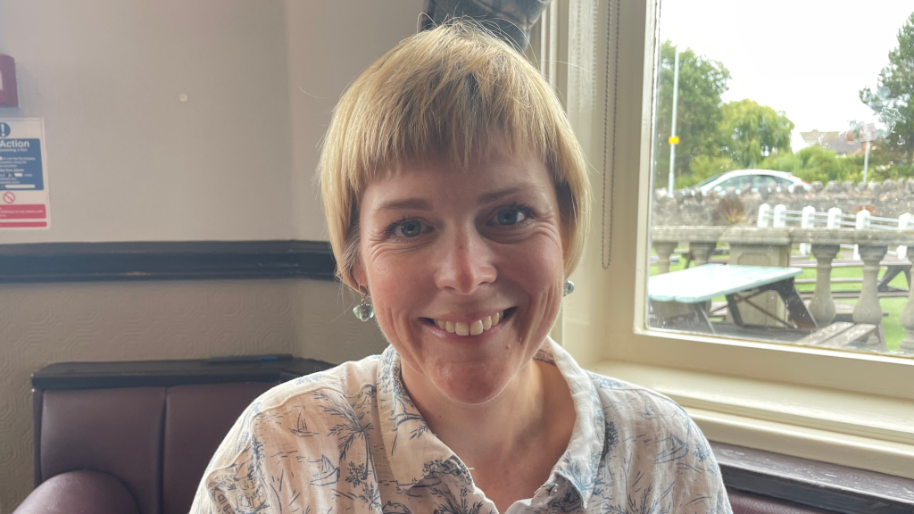 Leanne Parry yn eistedd yn Nhafarn y Ffrith, Prestatyn.