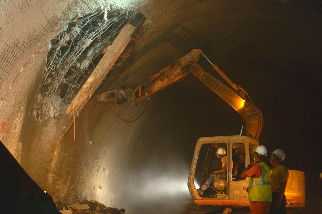 Drill rig working in tunnel for the Jubilee line extension