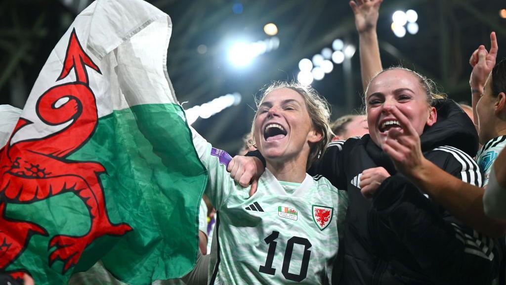Jess Fishlock yn dathlu cyrraedd Euro 2025 ar ôl ennill 2-1 yn erbyn Gweriniaeth Iwerddon yn Nulyn