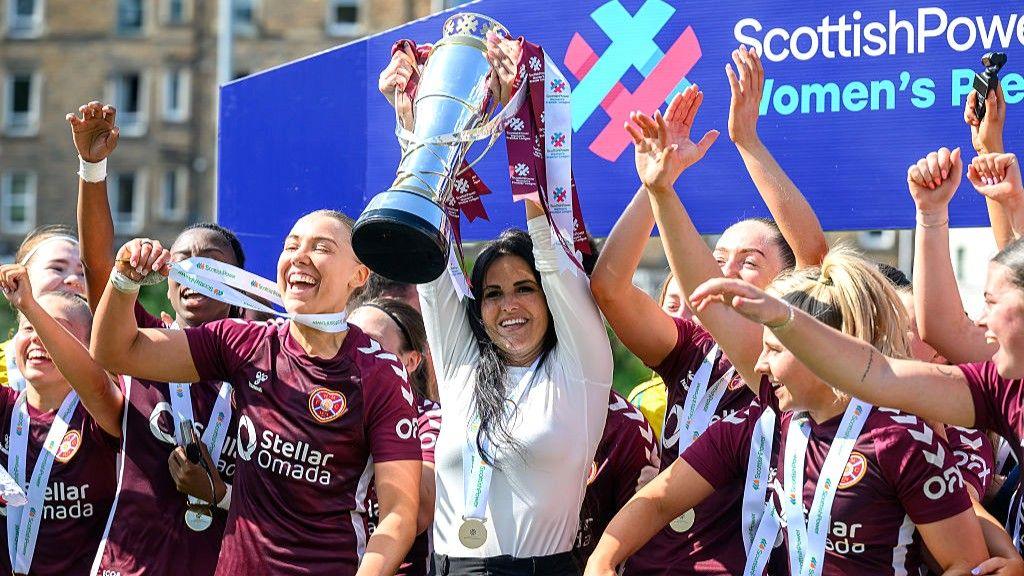 Eva Olid lifts the SWPL trophy with Hearts