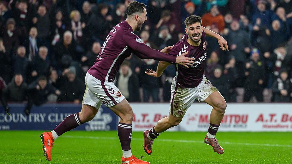 Claudio Braga celebra