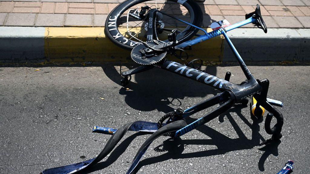 Chris Froome's badly damaged bike