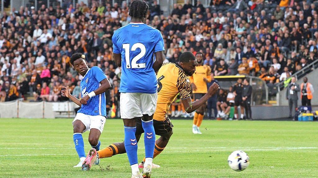 Simon Adingra shoots at goal for Sunderland