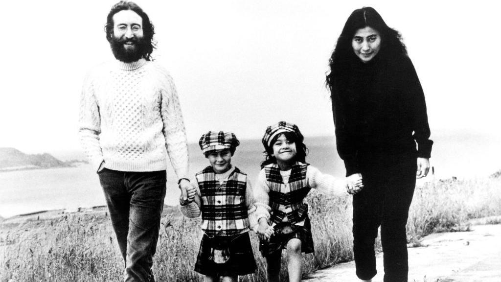 John Lennon, Julian Lennon, Kyoko Ono, Yoko Ono yn Yr Alban, 1969