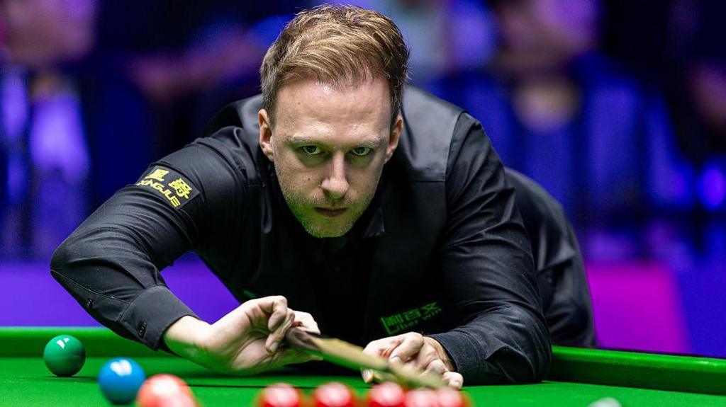 Judd Trump sizes up a shot