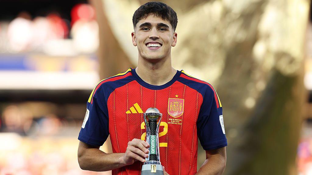 Pau Cubarsi with his award.