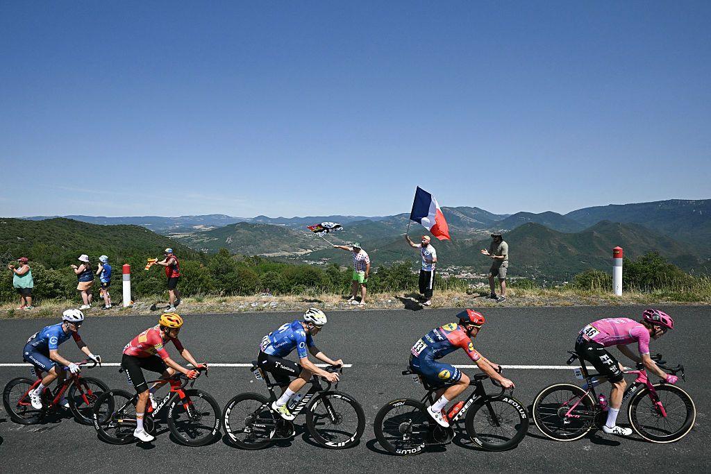 EasyPost team's German rider Georg Steinhauser (R) leads the chasing group