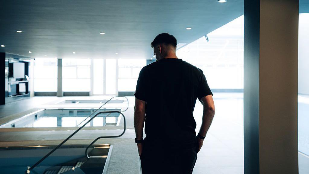 Man Utd's Matthijs de Ligt checking out the new pool facilities