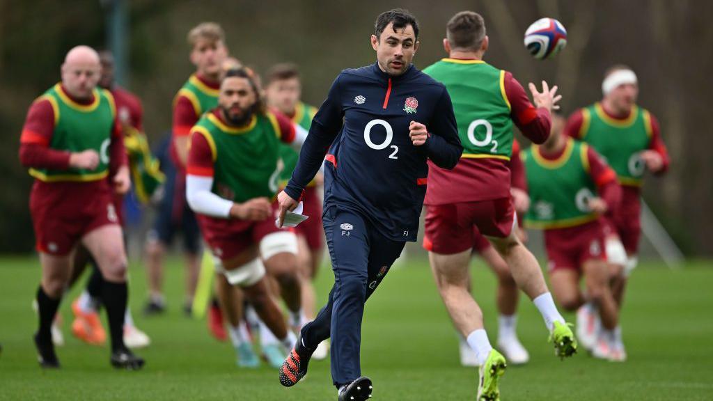 Felix Jones runs in front of England forwards