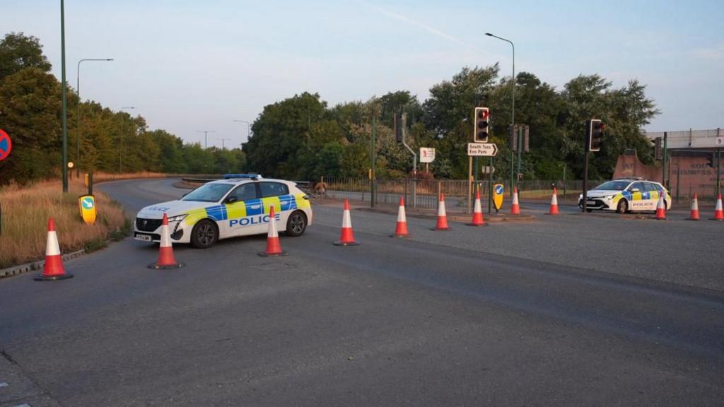 Police cars at the cordon 