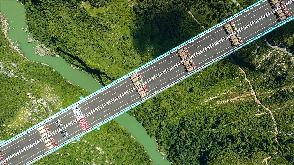 Aerial view of a load test on the Huajiang Grand Canyon Bridge
